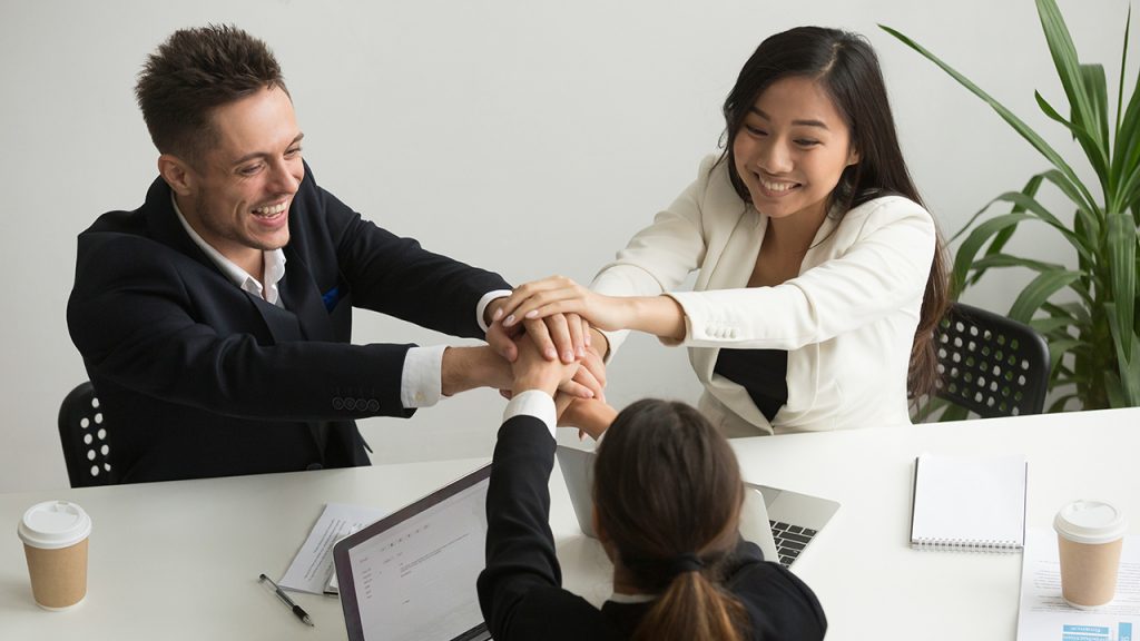 casal de clientes satisfeitos