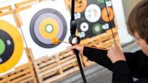 Arco e flecha mirando no alvo
