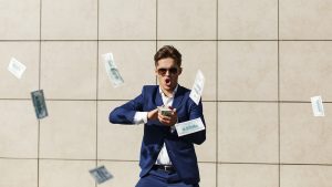 Jovem empresário jogando notas de dinheiro