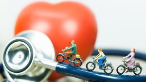 bonequinhos em bicicletas pedalando sobre um estetoscópio representando os leads captados