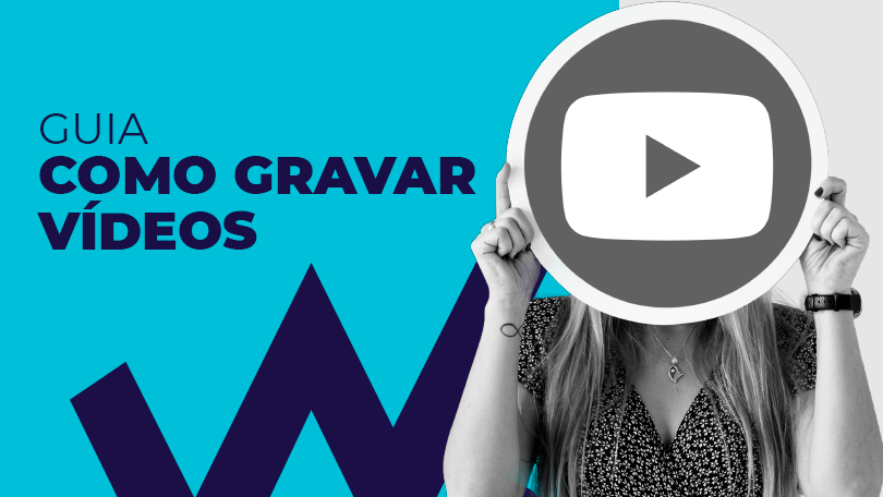 mulher segurando placa com a logo do youtube