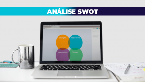 Um computador com desenhos que explicam o que é análise swot
