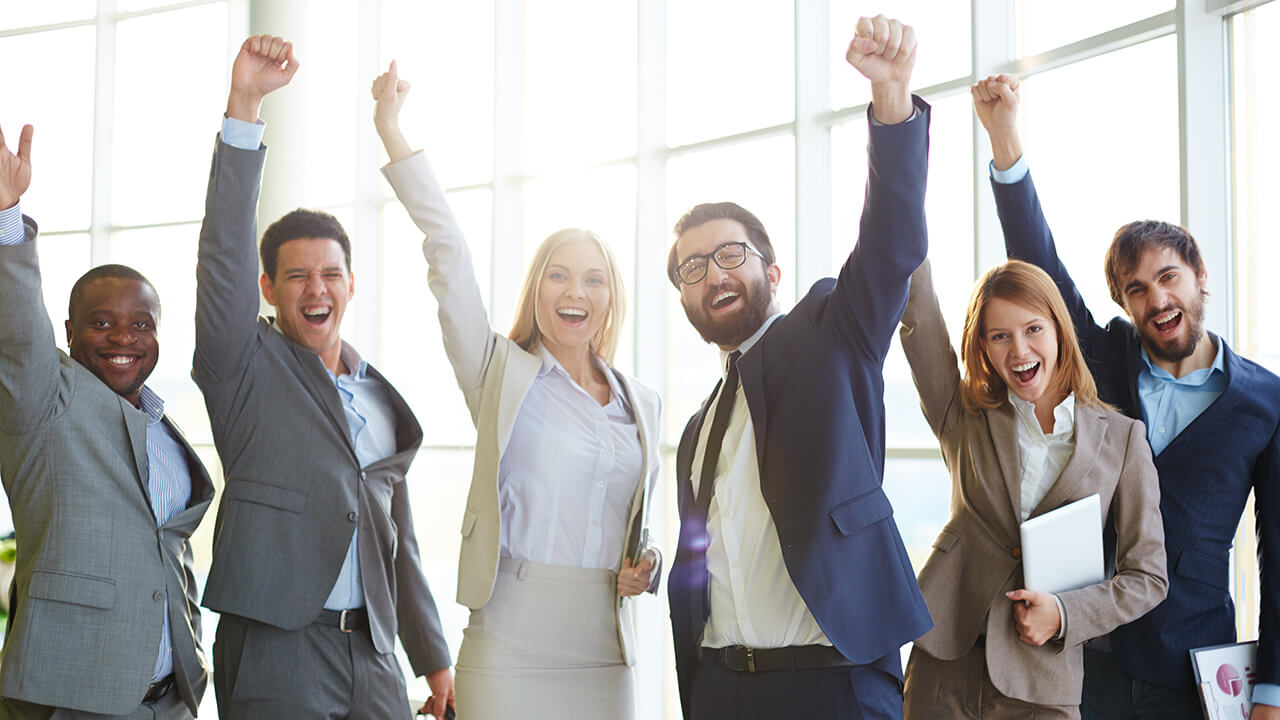 Equipe de vendas comemorando o sucesso após aplicar o método spin selling