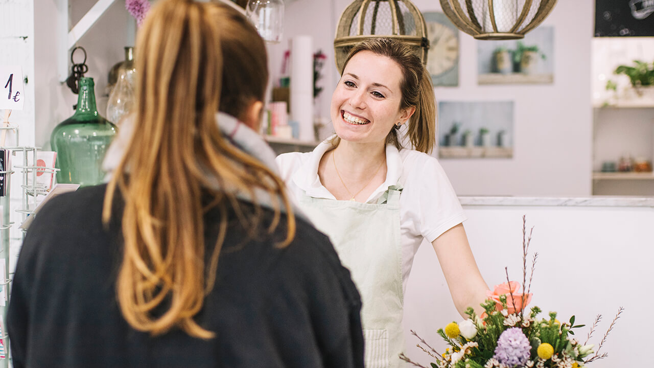 vendedora de floricultura aplicando spin selling em um processo simples de vendas