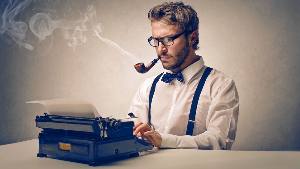 Jovem jornalista com estilo retrô, digitando em uma máquina de escrever e trabalhando em vendas por e-mail