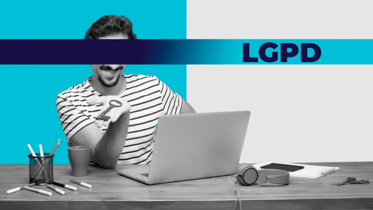 homem segurando uma chave representando as políticas de privacidade