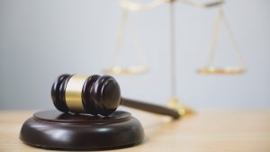 Martelo e balança da justiça representando as punições para quem descumprir as políticas de privacidade