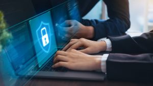 Mãos de jovem executivo digitando em um notebook e fornecendo seus dados após a nova política de privacidade
