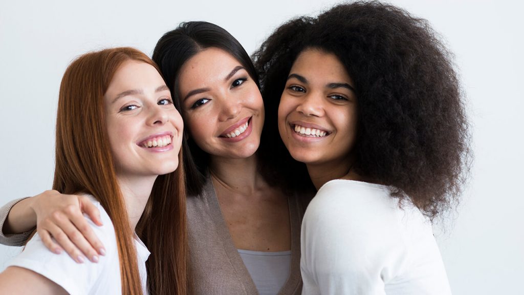 Grande Retrato Do Perfil Feminino. As Meninas Se Deparam Com Um