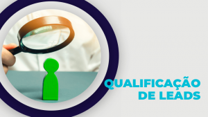 Profissional de marketing usando uma lupa e analisando peças que representam a qualificação de leads