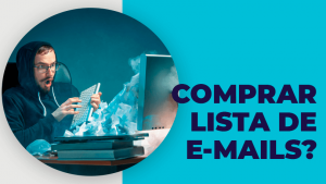 Jovem na frente do computador pesquisando sobre como comprar uma lista de email