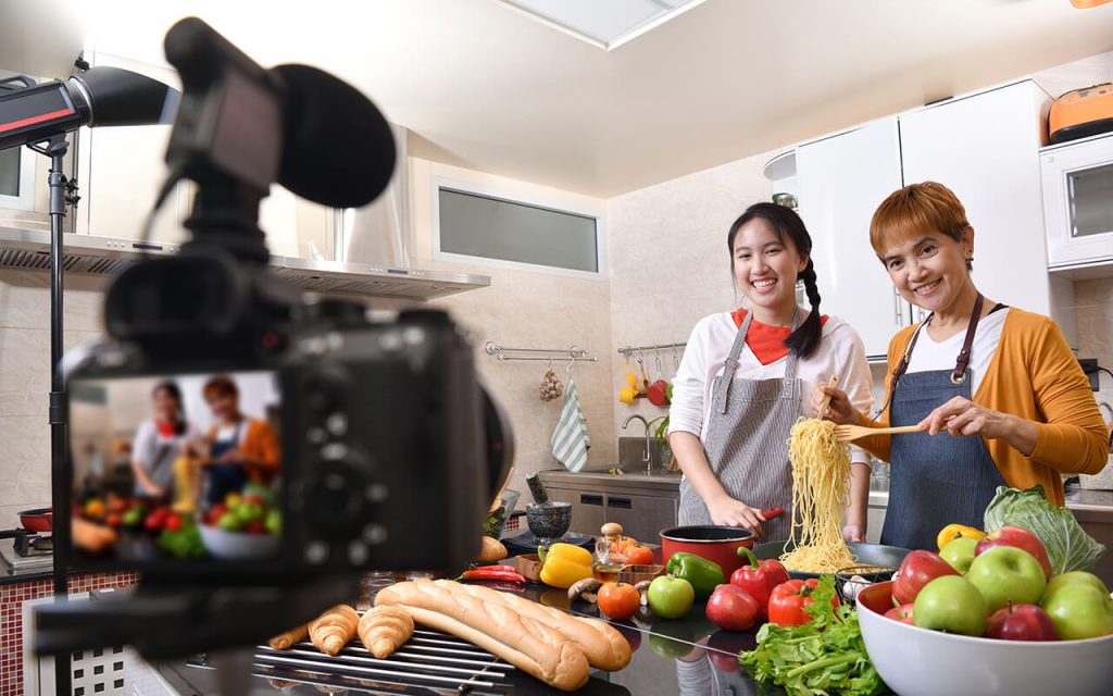 Dupla de empresárias gravando vídeos de culinária e investindo na produção de vídeos