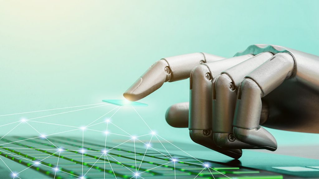 Mão de um robô digitando em um teclado, representando um ChatBot